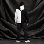 Hoodie porté, dos sur fond drapé